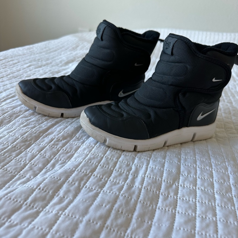 Nike Boys Black Winter Boots